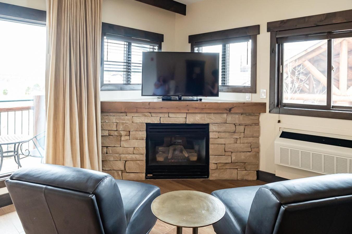 One-Bedroom Queen Suite with Lake View - Disability Access