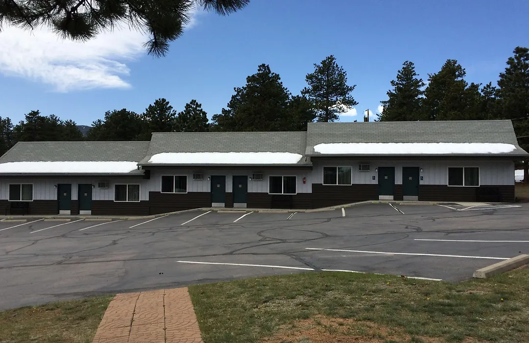 Saddle & Surrey Motel-1